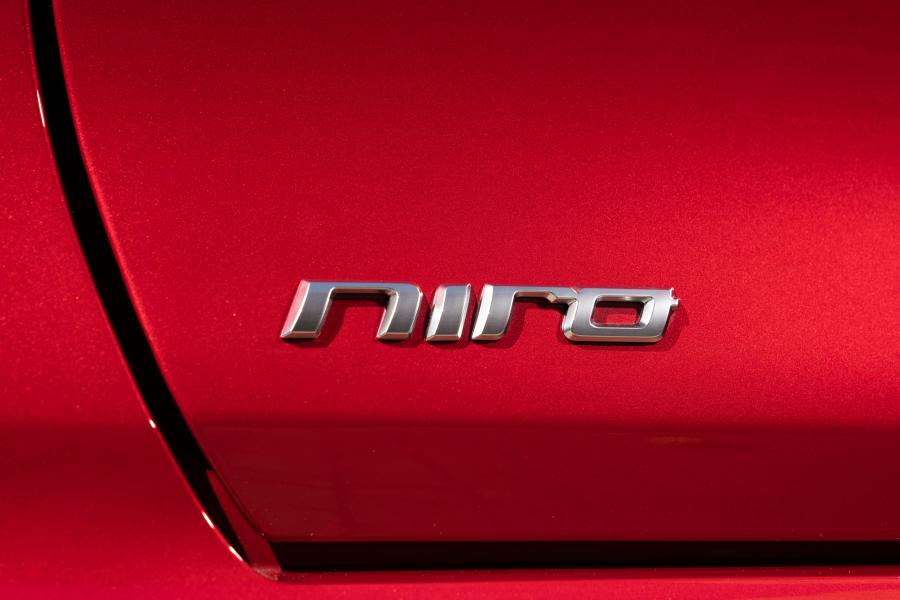 Логотип Kia Niro EcoHybrid (DE) 2019 года  (UK) (фото 5 из 40)